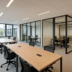 Moderne kant-en-klare kantoorruimte in Nederland met ergonomische meubels, coworkingzones en gedeelde voorzieningen, zonder mensen of tekst.