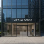 Zakelijk gebouw dat dient als virtueel kantoor, met professionele uitstraling en diensten zoals postverwerking en telefoonservice — zonder fysieke werkplekken.