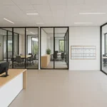 Moderne virtuele kantoorruimte in Nederland met ontvangstbalie, glazen vergaderruimtes en gedeelde werkplekken.